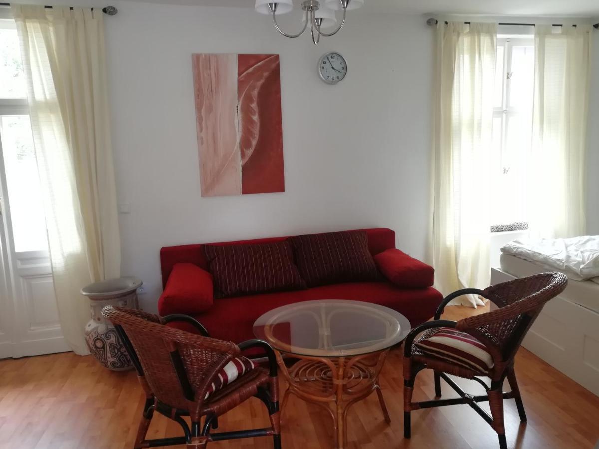 Ehemalige Bibliothek Apartment Fuer 2 Mit Kueche Kamin Netflix Parken Und Hofladen Steinhofel Luaran gambar