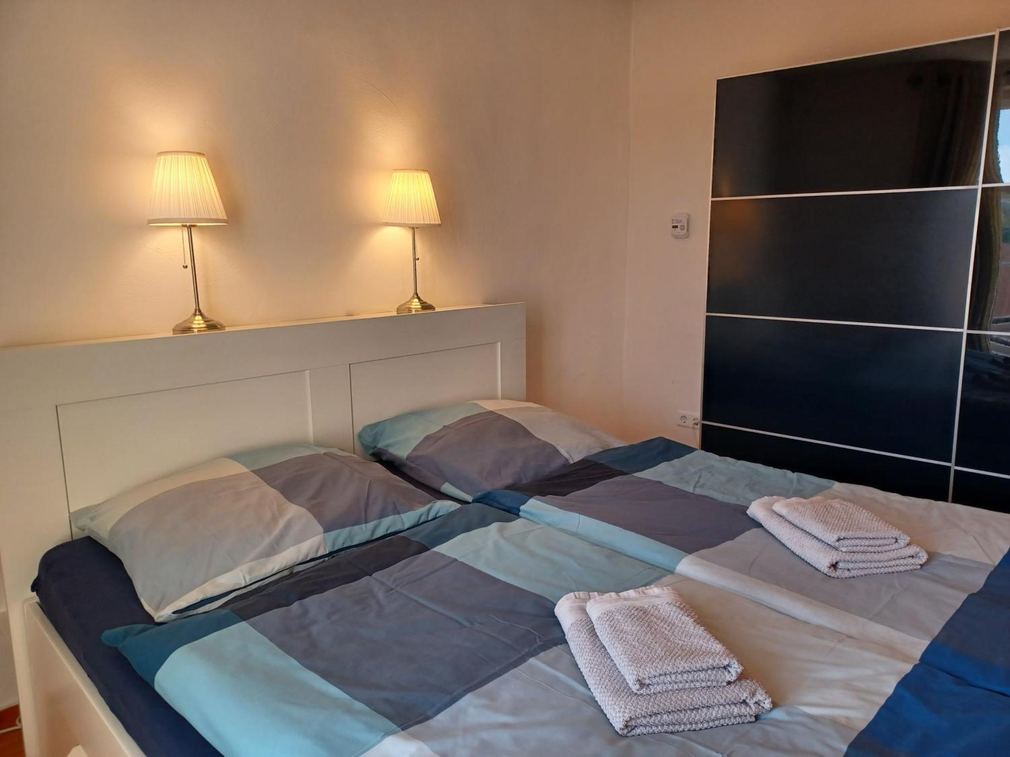 Ehemalige Bibliothek Apartment Fuer 2 Mit Kueche Kamin Netflix Parken Und Hofladen Steinhofel Luaran gambar